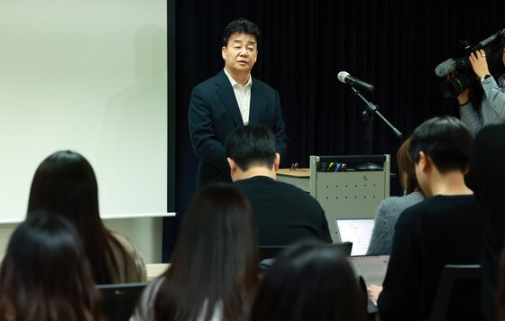 본문 이미지 - 백종원 더본코리아 대표가 지난해 3월서울 서초구 스페이스쉐어 강남역센터에서 열린 정기 주주총회에서 발언하고 있다. 2025.3.28 / ⓒ 뉴스1 김진환 기자