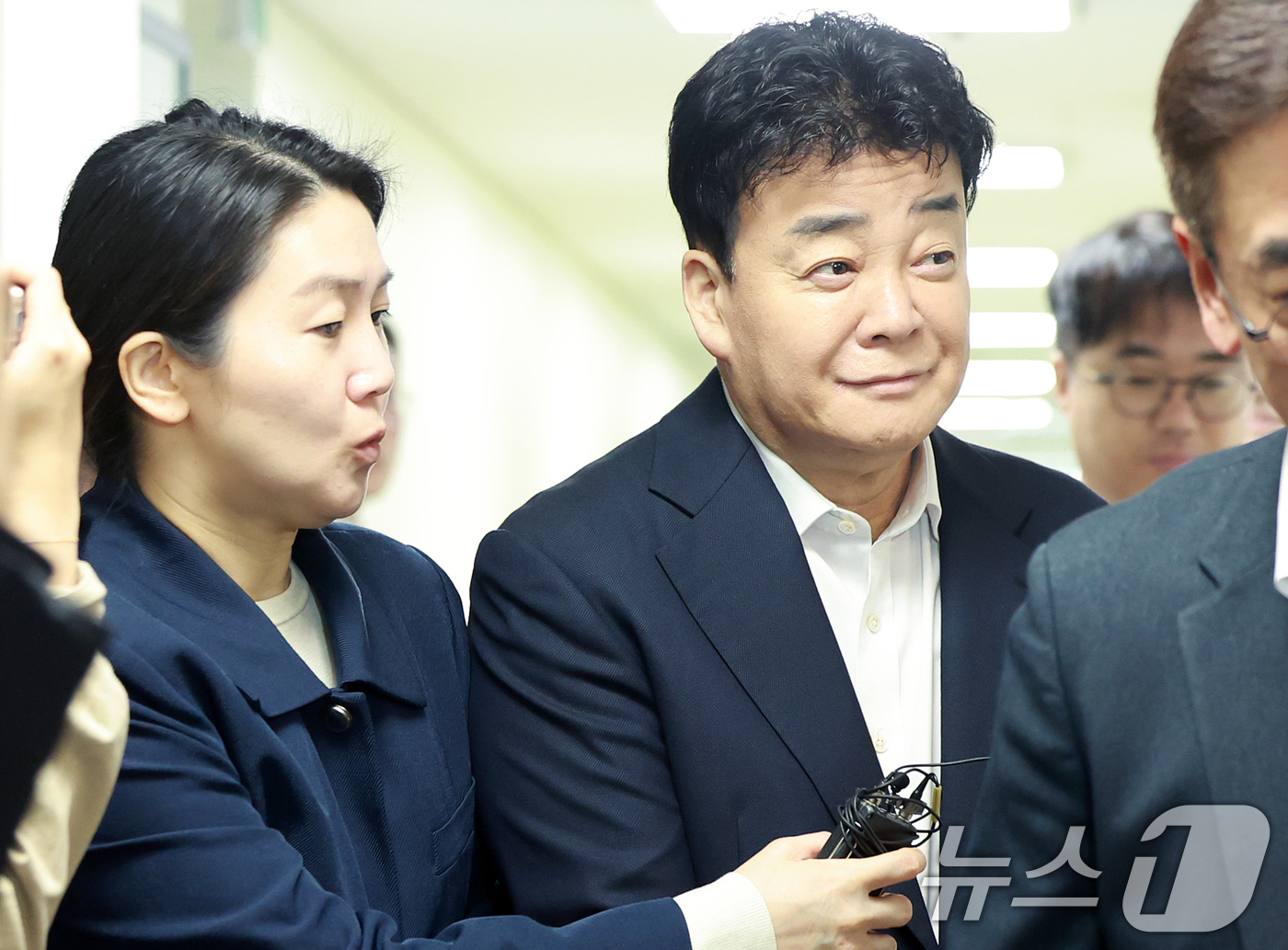 (서울=뉴스1) 김진환 기자 = 백종원 더본코리아 대표가 28일 서울 서초구 스페이스쉐어 강남역센터에서 열린 정기 주주총회에서 참석하고 있다. 2025.3.28/뉴스1