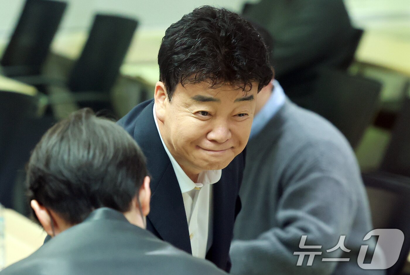 본문 이미지 - 백종원 더본코리아 대표가 서울 서초구 스페이스쉐어 강남역센터에서 열린 정기 주주총회에서 참석해 주주들과 인사를 나누고 있다. 2025.3.28/뉴스1 ⓒ News1 김진환 기자