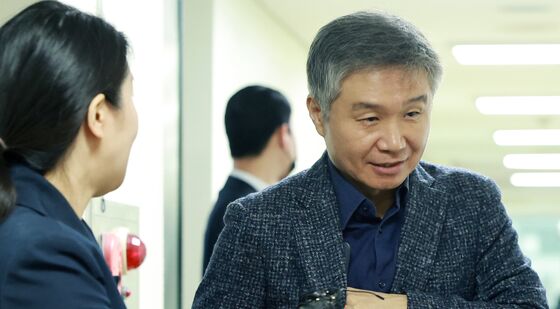 강석원 대표, 취재진 질문에 묵묵부답