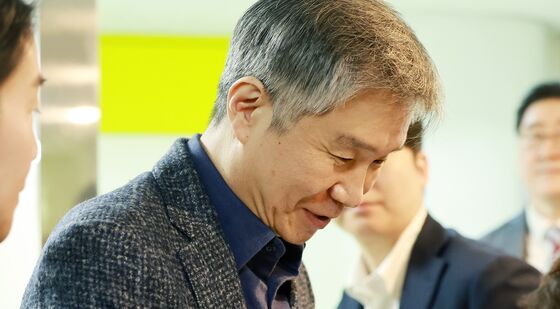 주주총회 참석하는 강석원 대표