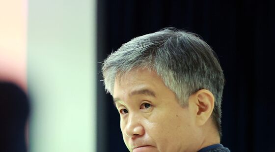 주총 자료 보는 강석원 대표
