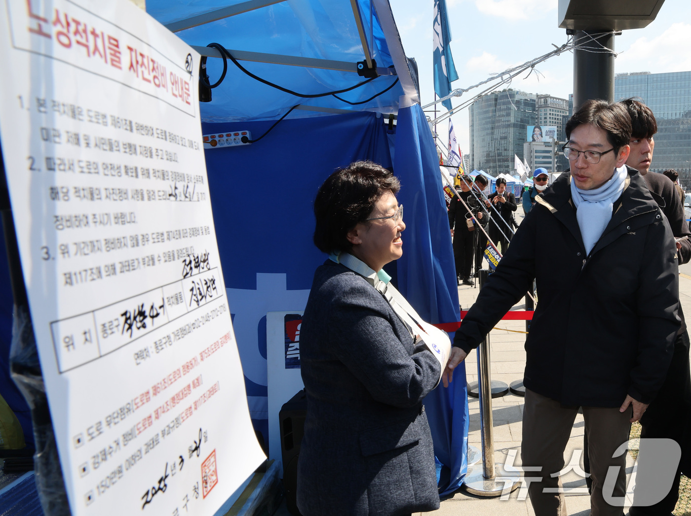 (서울=뉴스1) 임세영 기자 = 윤석열 대통령 파면을 촉구하며 14일간 단식 후 병원으로 이송된 김경수 전 경남도지사가 퇴원한 28일 서울 종로구 경복궁 인근 尹 파면 촉구 조국혁 …