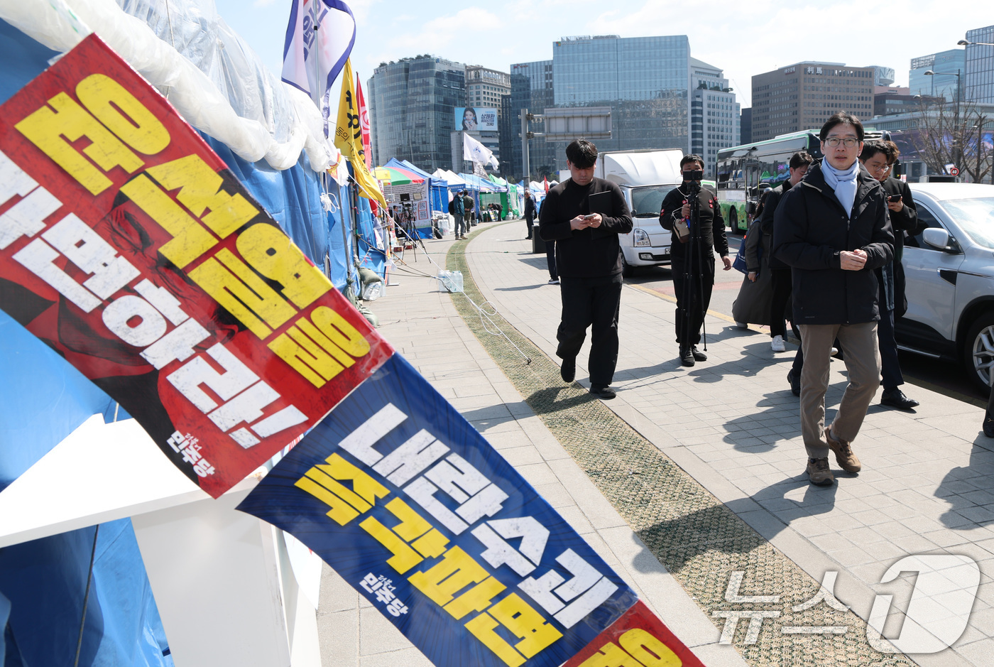 (서울=뉴스1) 임세영 기자 = 윤석열 대통령 파면을 촉구하며 14일간 단식 후 병원으로 이송된 김경수 전 경남도지사가 퇴원한 28일 서울 종로구 경복궁 인근 尹 파면 촉구 천막 …