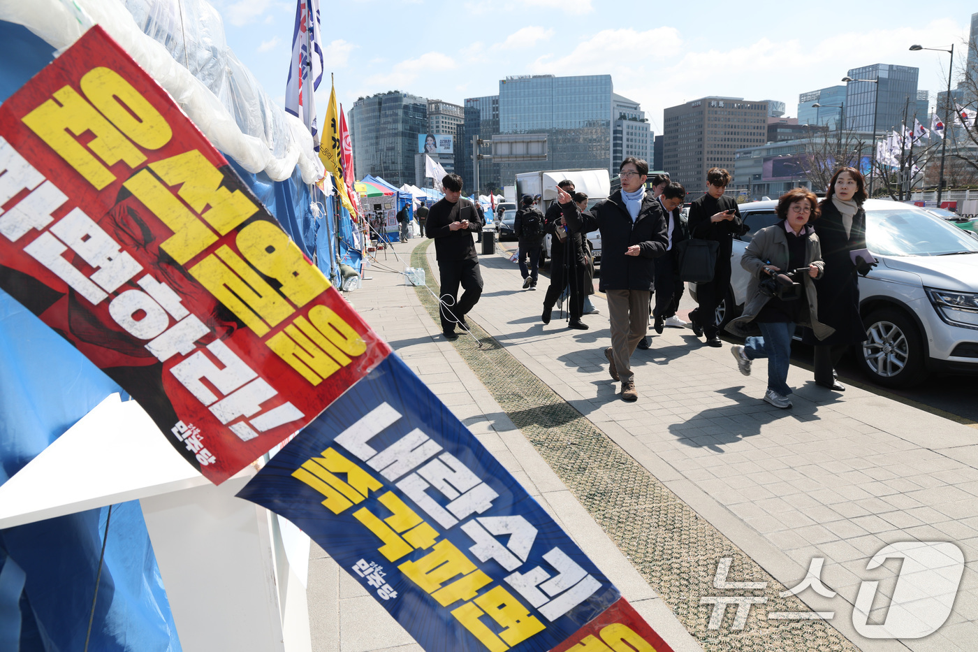 (서울=뉴스1) 임세영 기자 = 윤석열 대통령 파면을 촉구하며 14일간 단식 후 병원으로 이송된 김경수 전 경남도지사가 퇴원한 28일 서울 종로구 경복궁 인근 尹 파면 촉구 천막 …