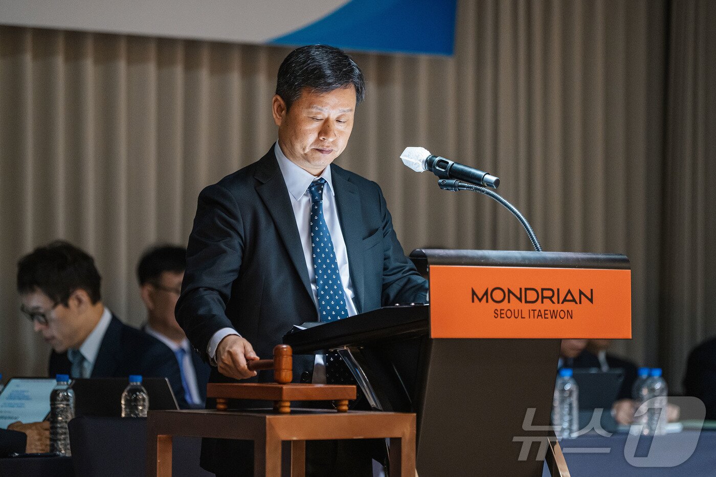 본문 이미지 - 박기덕 고려아연 대표가 28일 오전 서울 용산구 몬드리안 호텔에서 열린 제51기 고려아연 주주총회에서 의사봉을 두드리고 있다. (고려아연 제공. 재판매 및 DB 금지) 2025.3.28/뉴스1