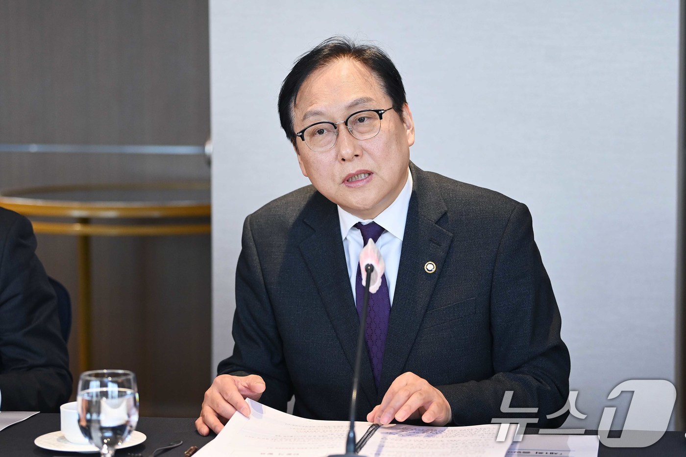 (서울=뉴스1) 이연주 기자 = 정인교 산업통상자원부 통상교섭본부장이 28일 서울 중구 롯데호텔에열린 '제1회 중앙아시아 정책 포럼'에 참석해 인사말을 하고 있다. (산업통상자원부 …