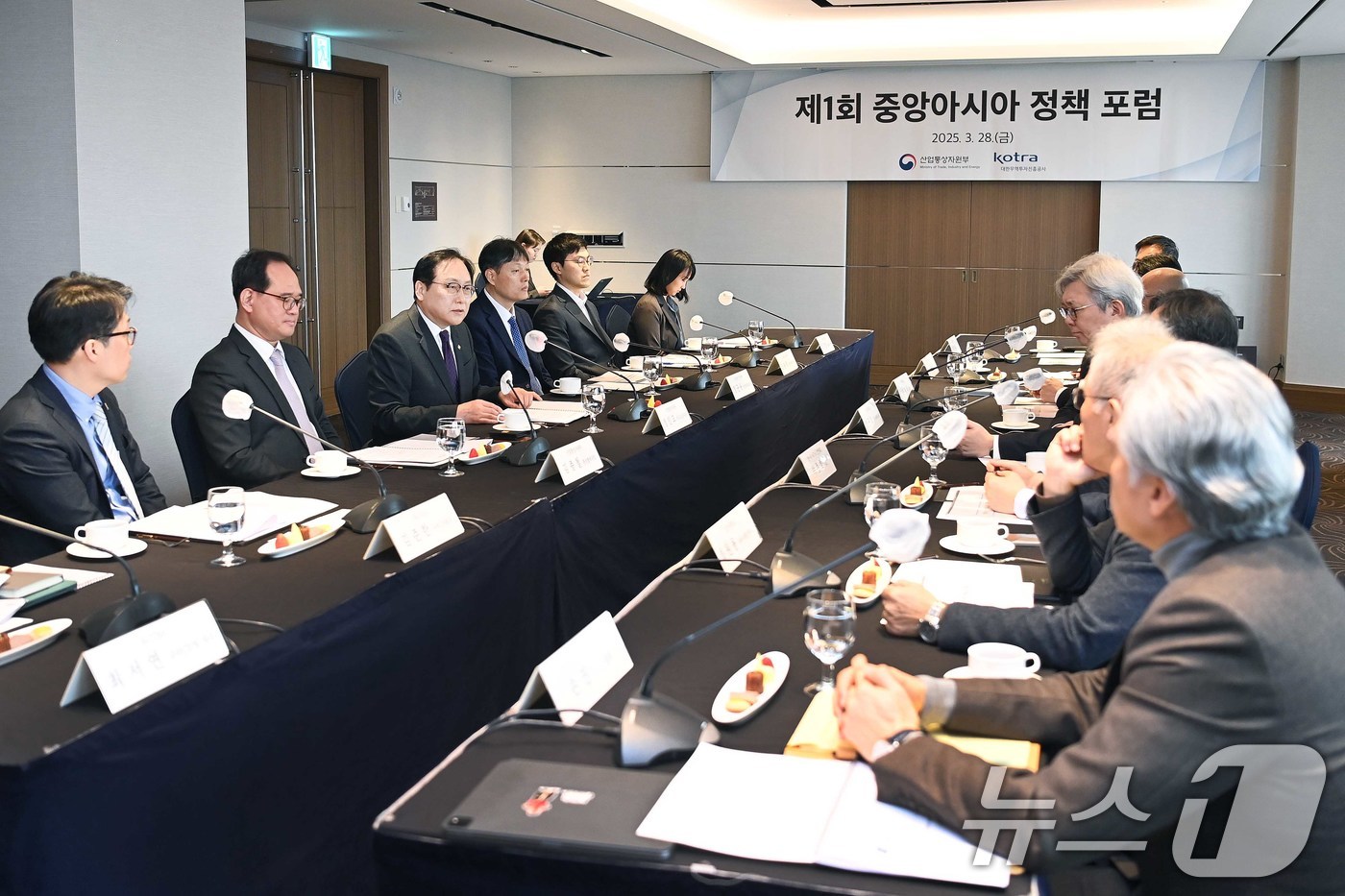 (서울=뉴스1) 이연주 기자 = 정인교 산업통상자원부 통상교섭본부장이 28일 서울 중구 롯데호텔에열린 '제1회 중앙아시아 정책 포럼'에 참석해 인사말을 하고 있다. (산업통상자원부 …