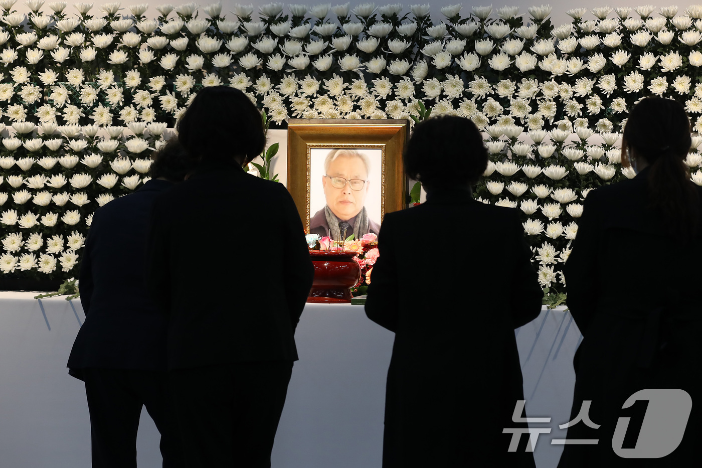 (의성=뉴스1) 공정식 기자 = 28일 오전 경북 의성군청소년문화의집에 마련된 산불 진화 헬기 추락 사고 희생자 고(故) 박현우 기장의 분향소를 찾은 시민들이 애도하고 있다. 20 …