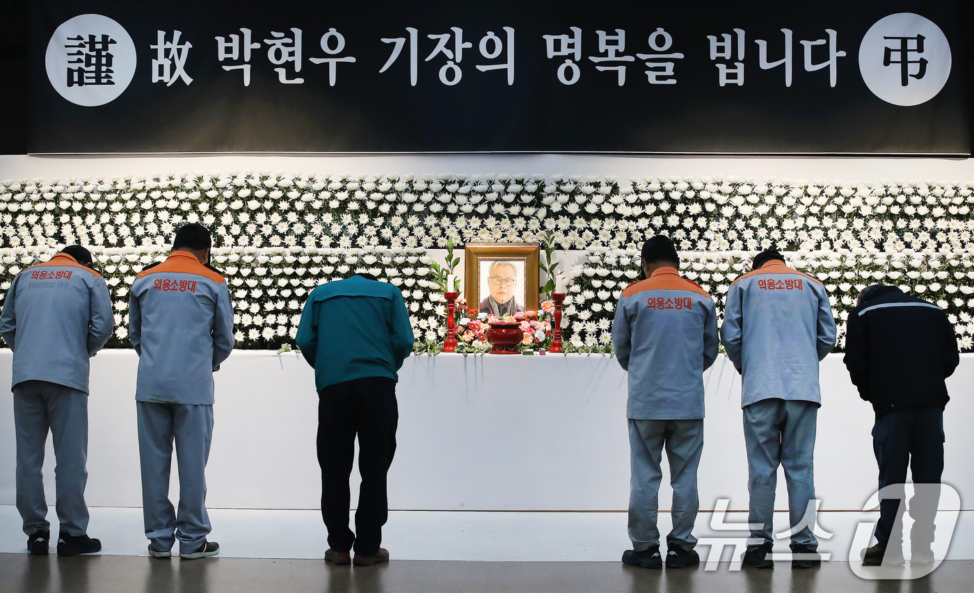 (의성=뉴스1) 공정식 기자 = 28일 오전 경북 의성군청소년문화의집에 마련된 산불 진화 헬기 추락 사고 희생자 고(故) 박현우 기장의 분향소를 찾은 의용소방대원들이 애도하고 있다 …