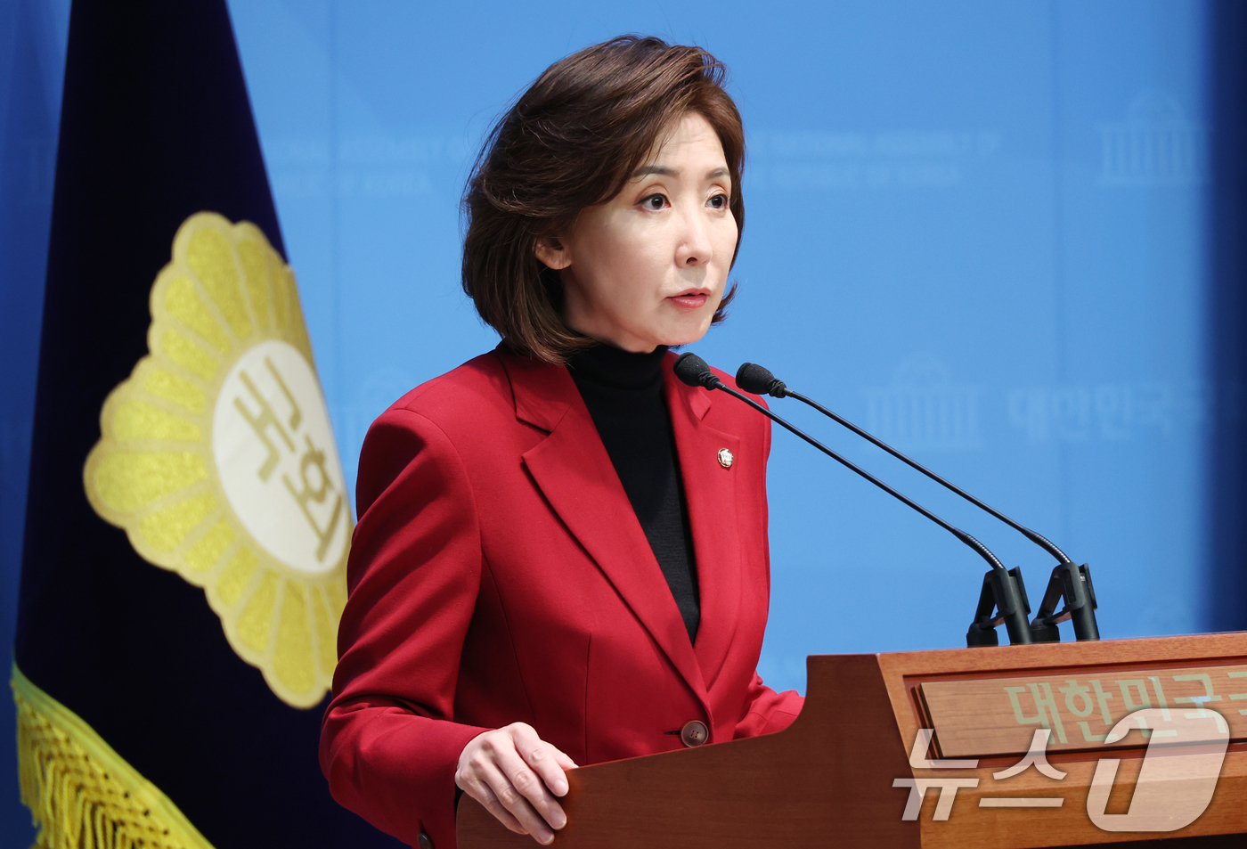 (서울=뉴스1) 이광호 기자 = 나경원 국민의힘 의원이 28일 오후 서울 여의도 국회 소통관에서 가진 기자회견에서 이재명 더불어민주당 대표의 공직선거법 위반 혐의 항소심 무죄와 관 …