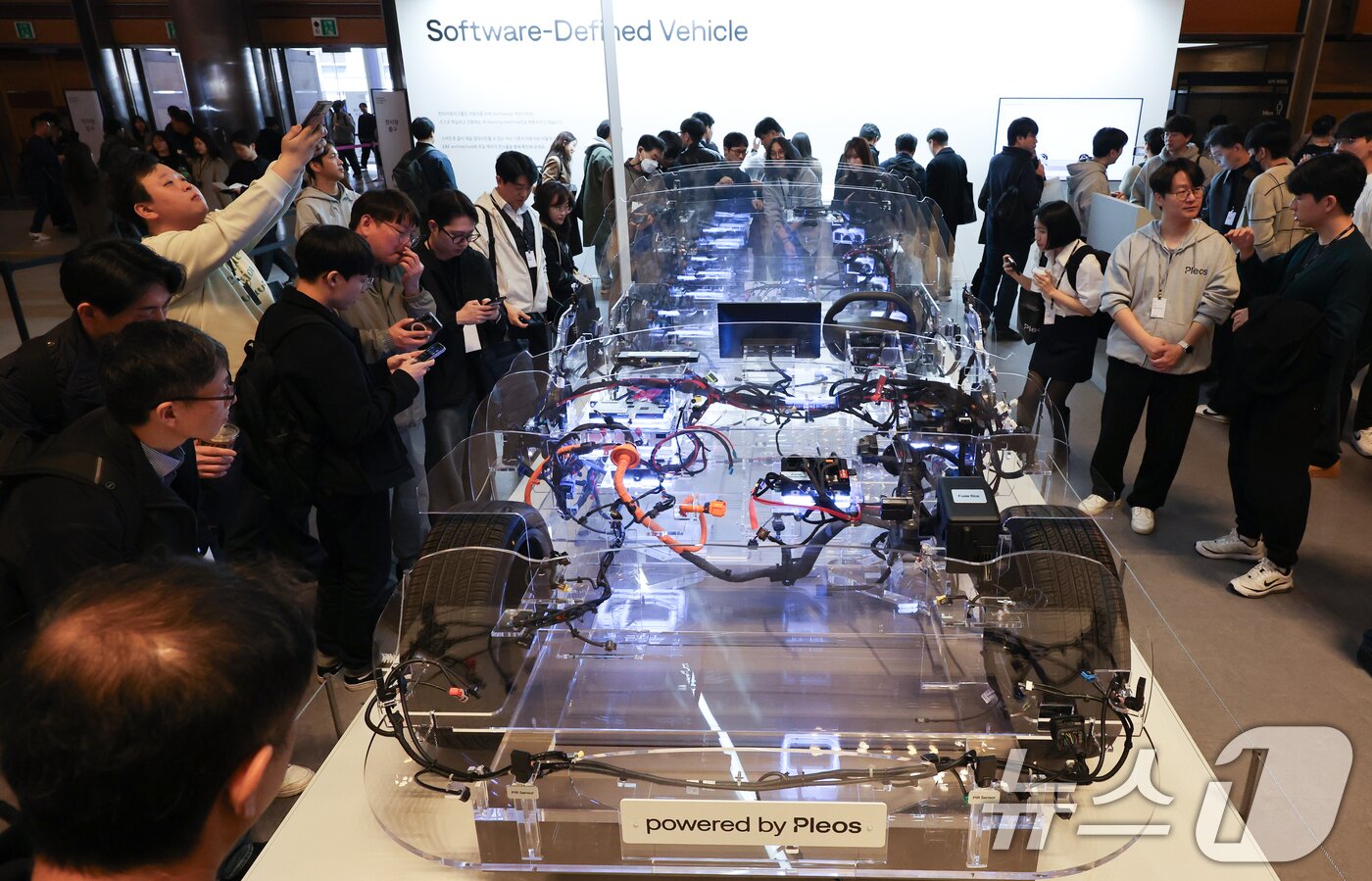본문 이미지 - 현대자동차그룹이 28일 서울 강남구 코엑스에서 열린 국내외 개발자들을 초청해 개발자 콘퍼런스 'Pleos 25'에서 E&E(전자·전기) 아키텍처를 공개하고 있다. 2025.3.28/뉴스1 ⓒ News1 허경 기자