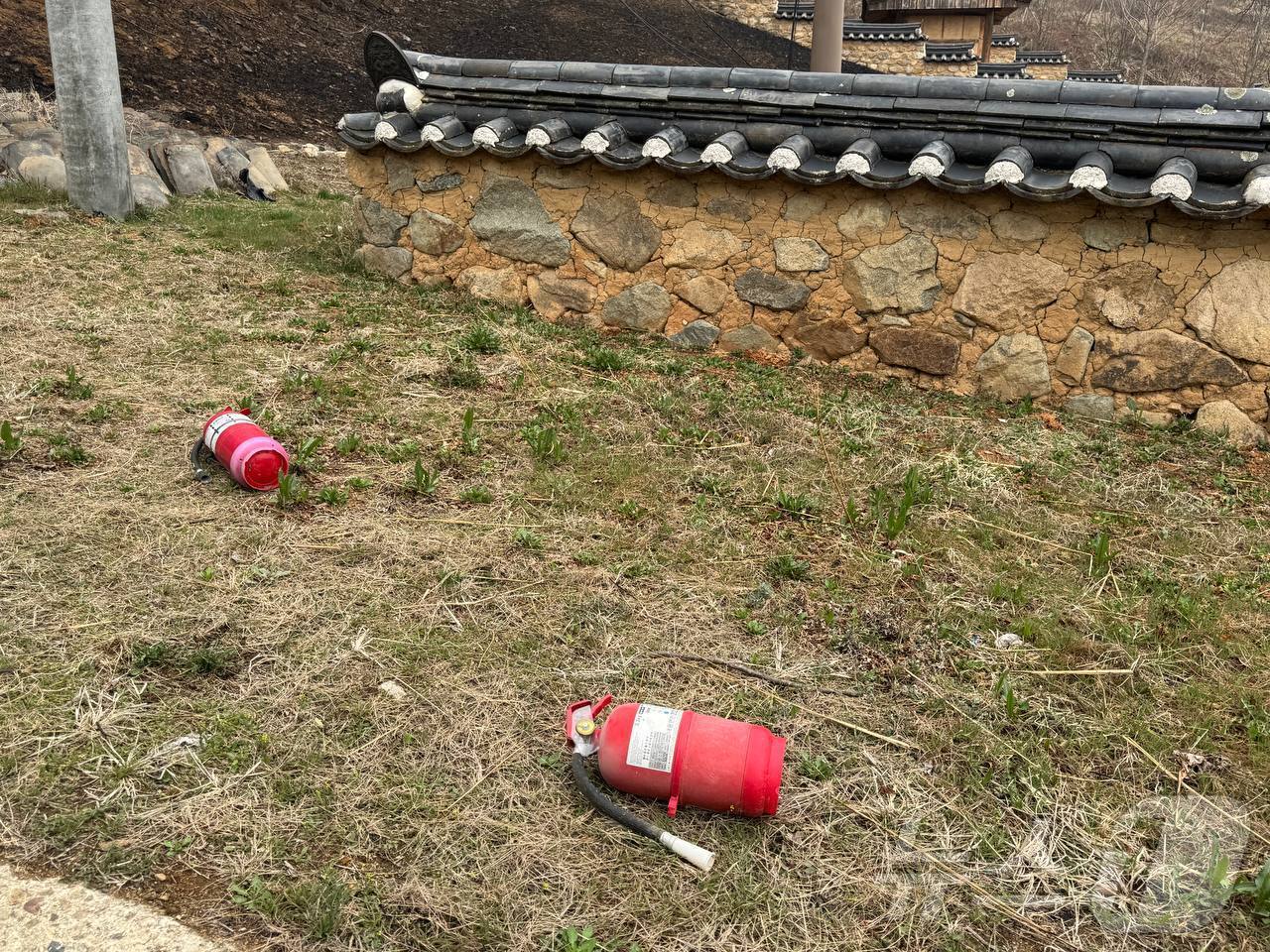 본문 이미지 - 28일 오전 경북 청송 서벽고택에 다 쓴 소화기들이 널브러져 있다. 2025.03.28 /뉴스1 ⓒ 뉴스1 이강 기자