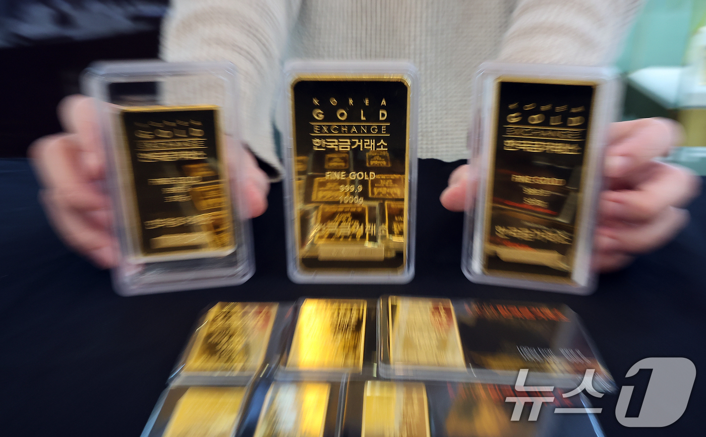 (서울=뉴스1) 김진환 기자 = 28일 서울 종로구 한국금거래소 종로본점에서 직원이 골드바를 선보이고 있다.도널드 트럼프 미국 대통령이 수입차 관세 25% 부과 이후 금값이 사상 …