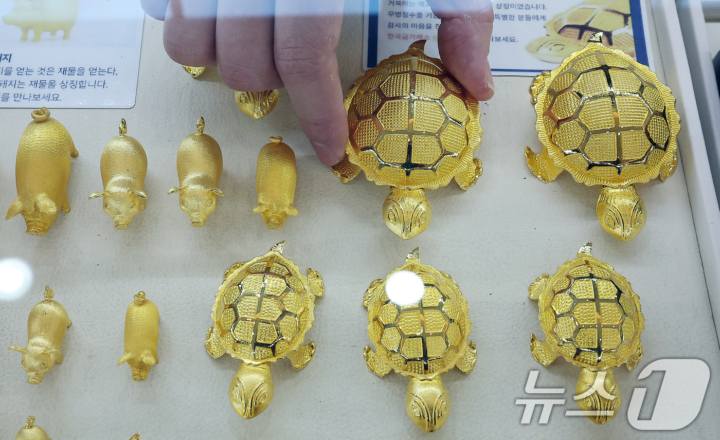 (서울=뉴스1) 김진환 기자 = 28일 서울 종로구 한국금거래소 종로본점에서 직원이 금제품을 정리하고 있다.도널드 트럼프 미국 대통령이 수입차 관세 25% 부과 이후 금값이 사상 …