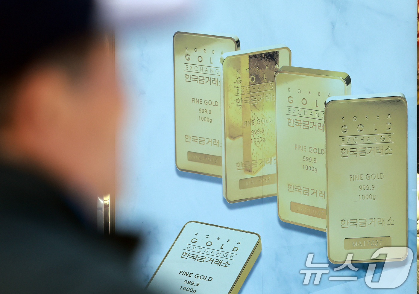(서울=뉴스1) 김진환 기자 = 28일 서울 종로구 한국금거래소 종로본점에 골드바 광고판이 설치되어 있다.도널드 트럼프 미국 대통령이 수입차 관세 25% 부과 이후 금값이 사상 최 …