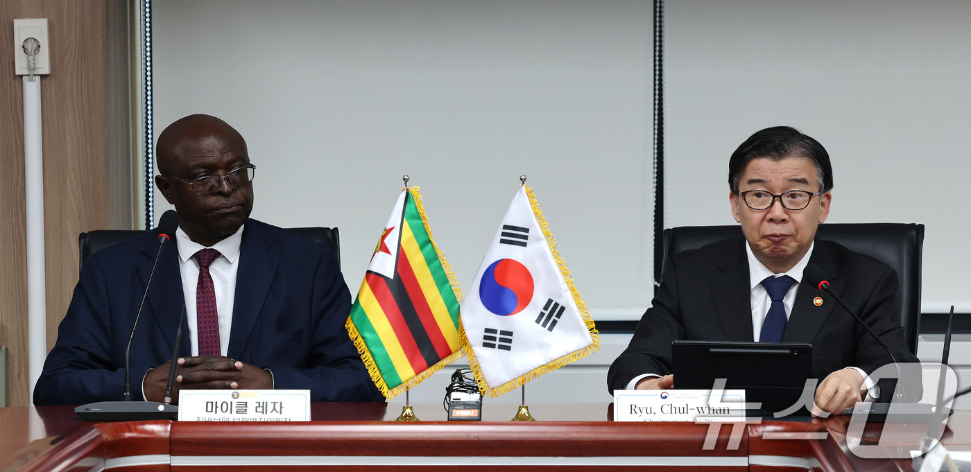 (서울=뉴스1) 임세영 기자 = 유철환 국민권익위원회 위원장(오른쪽)과 마이클 레자 짐바브웨 부패방지위원회 위원장이 28일 서울 종로구 정부서울청사에서 국민권익위원회·짐바브웨 부패 …