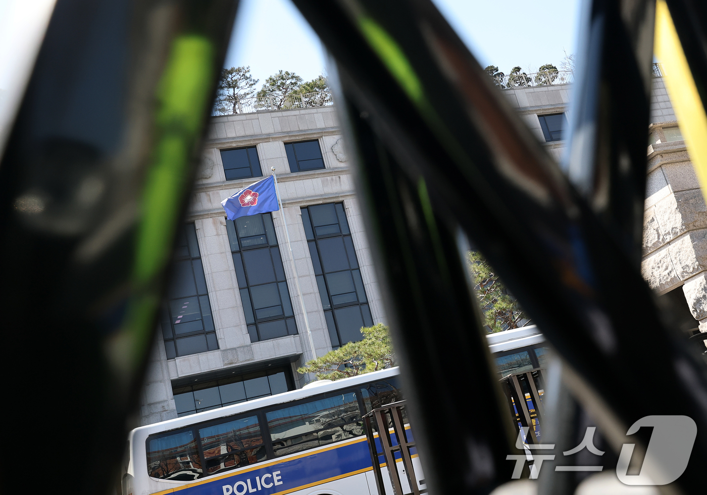 (서울=뉴스1) 오대일 기자 = 헌법재판소의 윤석열 대통령 탄핵심판 선고가 이번 주를 넘기면서 4월로 넘어갈 가능성이 커진 가운데 28일 오후 서울 종로구 재동 헌법재판소 정문 앞 …