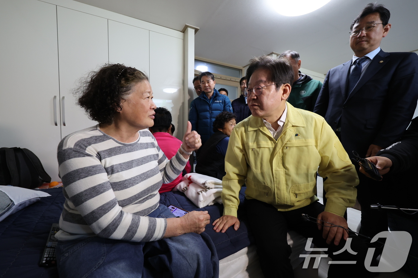 (산청=뉴스1) 이재명 기자 = 이재명 더불어민주당 대표가 28일 오후 경남 산청군 시천면 한국선비문화연구원에 마련된 산불 피해 이재민 대피소를 찾아 이재민을 위로하고 있다. 20 …