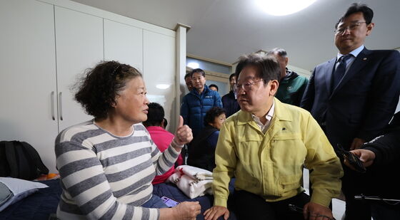 산불 피해 이재민 위로하는 이재명 대표