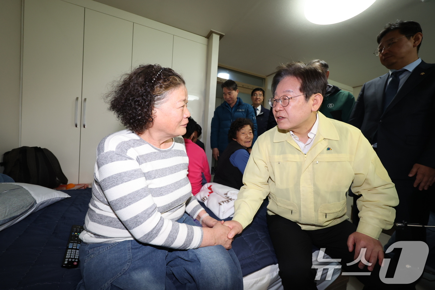 (산청=뉴스1) 이재명 기자 = 이재명 더불어민주당 대표가 28일 오후 경남 산청군 시천면 한국선비문화연구원에 마련된 산불 피해 이재민 대피소를 찾아 이재민을 위로하고 있다. 20 …