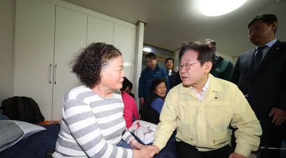 이재민 손잡은 이재명 대표