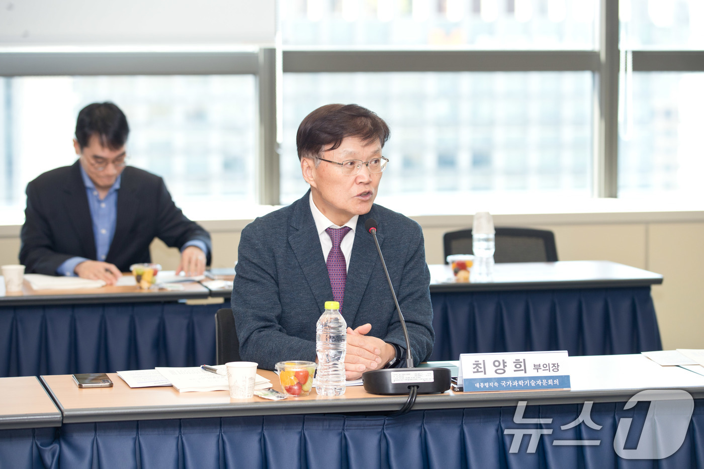 (서울=뉴스1) = 최양희 국가과학기술자문회의 부의장이 28일 서울 종로구 광화문교보빌딩 국가과학기술자문회의 대회의실에서 '국가과학기술자문회의  제13회 심의회의'를 주재하고 있다 …