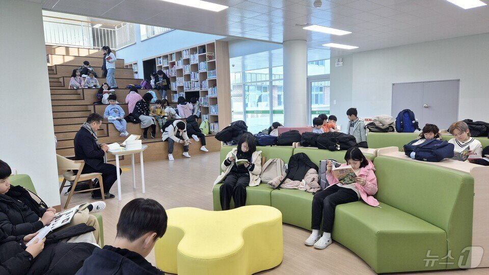본문 이미지 - 학생들이 교장선생님과 함께 도서관에서 책을 읽고 있다.&#40;전남도교육청 제공, 재판매 및 DB 금지&#41; 