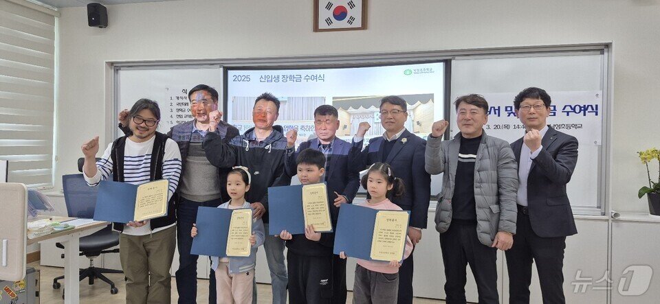 본문 이미지 - 낙성초등학교 졸업생들이 신입생들에게 장학금을 전달 한 뒤 기념사진을 찍고 있다.&#40;전남도교육청 제공, 재판매 및 DB 금지&#41;   