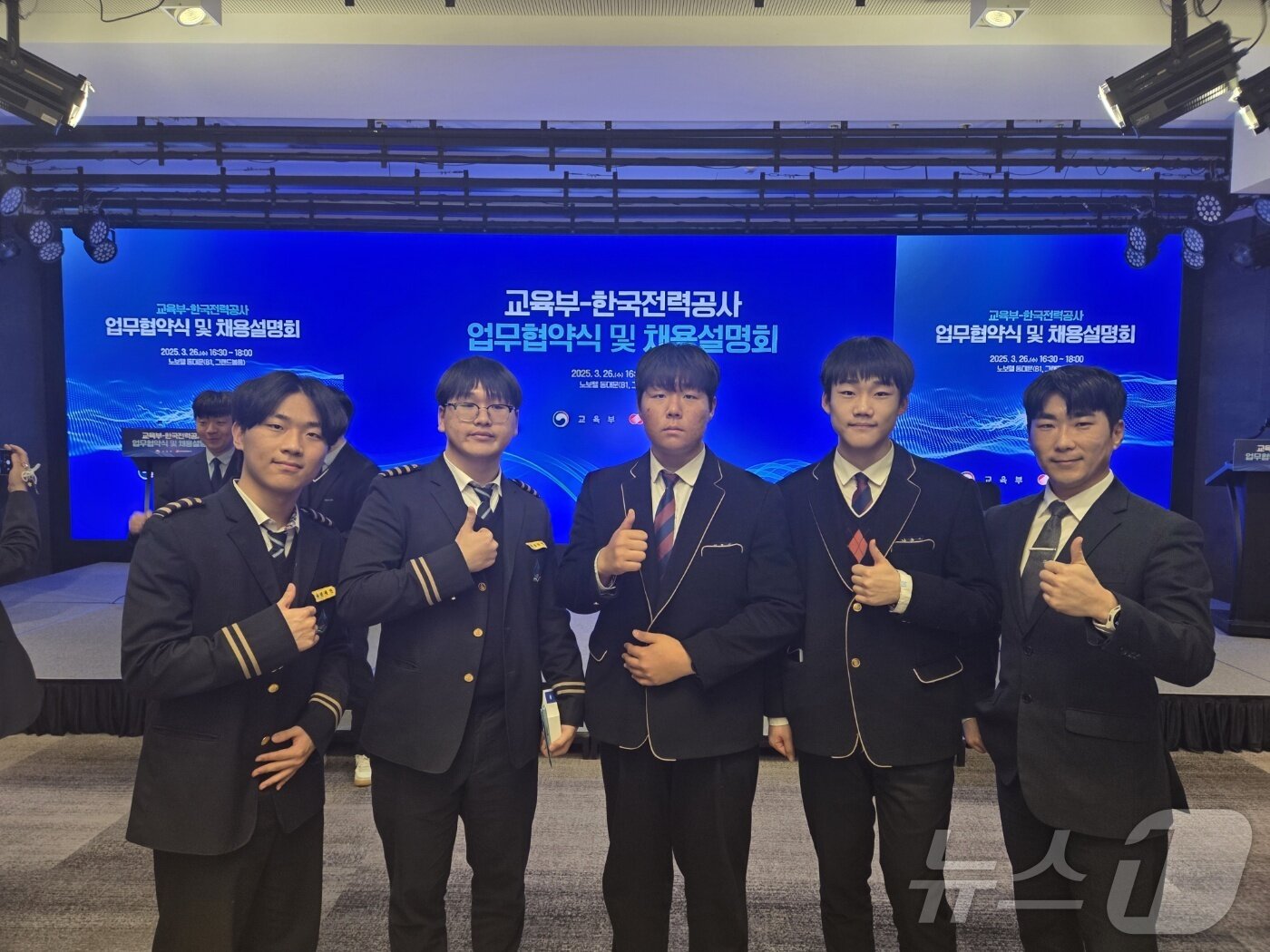 본문 이미지 - 나주공고 학생들과 교사가 채용설명회에 참석, 기념사진을 찍고 있다. &#40;전남도교육청 제공, 재판매 및 DB 금지&#41;  . 
