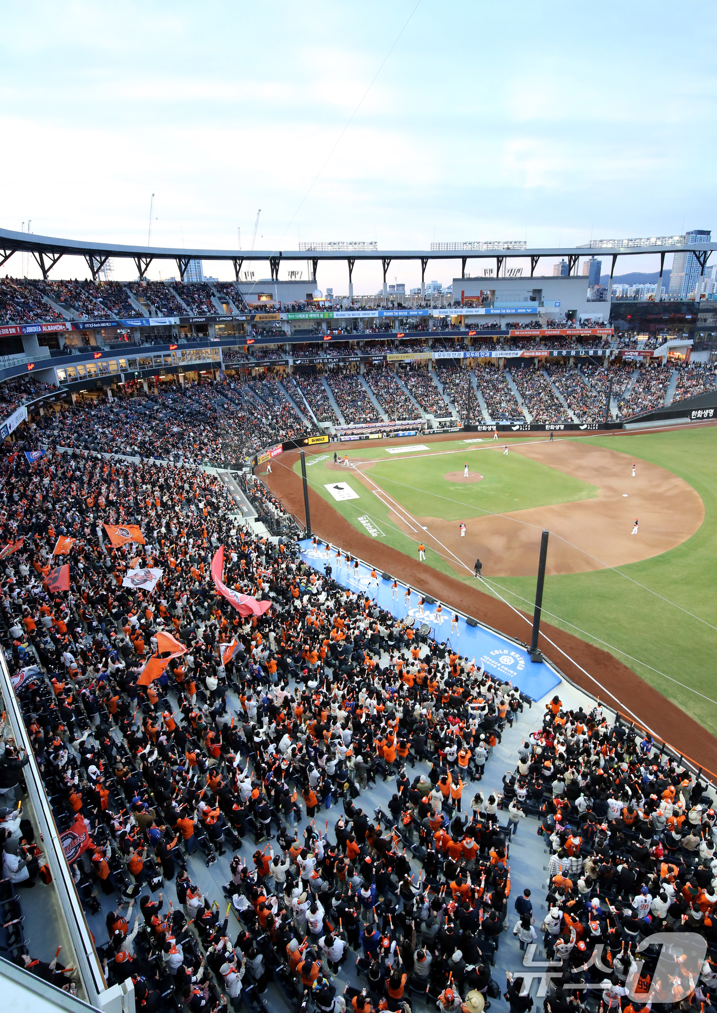 (대전=뉴스1) 김기태 기자 = 대전 한화생명 볼파크 홈 개막전이 열린 28일 '2025 신한 SOL 뱅크 KBO리그' 한화 이글스와 기아 타이거즈 경기가 펼쳐지고 있다. 2025 …