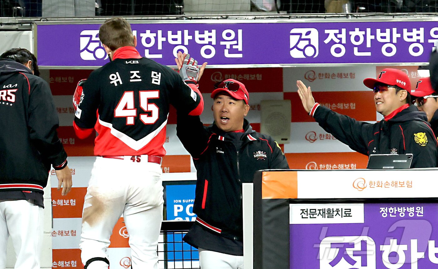 본문 이미지 - 이범호 KIA 감독과 위즈덤&#40;왼쪽&#41;. /뉴스1 DB ⓒ News1 김기남 기자