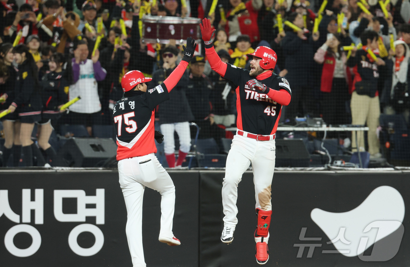 (대전=뉴스1) 김기남 기자 = 28일 대전 한화생명볼파크에서 열린 '2025 신한 SOL 뱅크 KBO리그' 한화 이글스와 기아 타이거즈 경기에 기아 위즈덤이 7회초 무사 솔로 홈 …