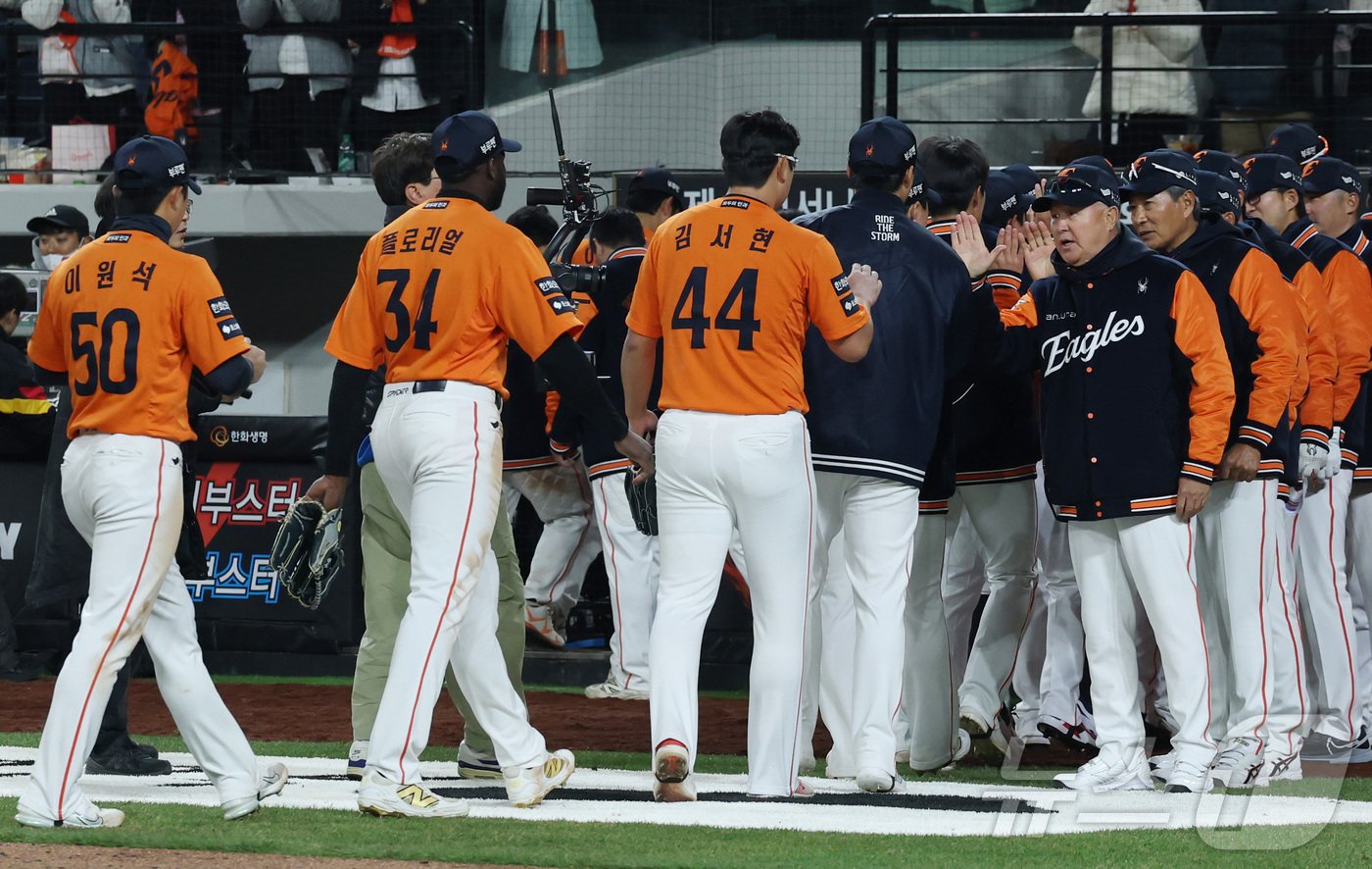 (대전=뉴스1) 김기남 기자 = 28일 대전 한화생명볼파크에서 열린 '2025 신한 SOL 뱅크 KBO리그' 한화 이글스와 기아 타이거즈 경기에서 한화가 7대2 승리하며 한화 김경 …