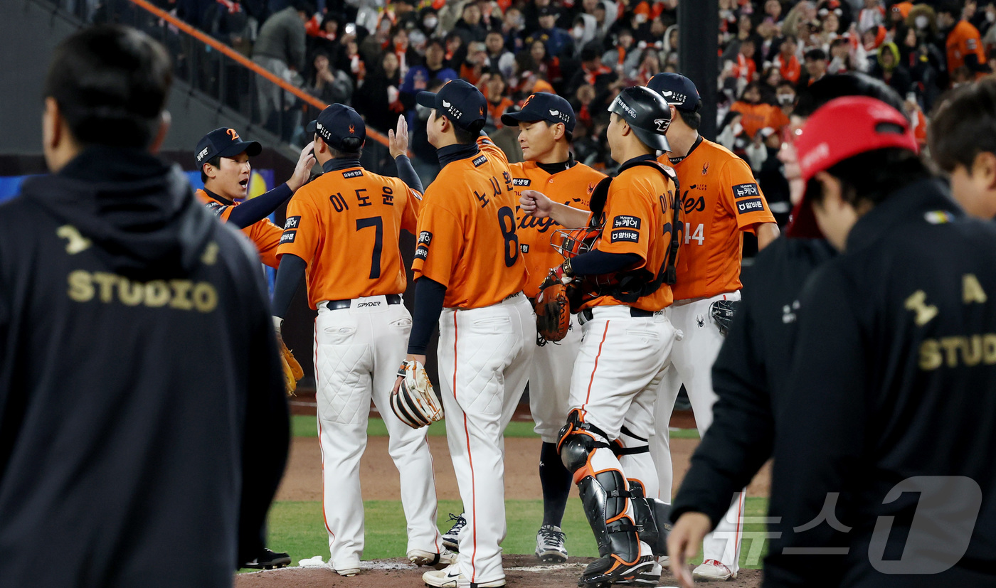 (대전=뉴스1) 김기남 기자 = 28일 대전 한화생명볼파크에서 열린 '2025 신한 SOL 뱅크 KBO리그' 한화 이글스와 기아 타이거즈 경기에서 한화가 7대2 승리하며 4연패에서 …