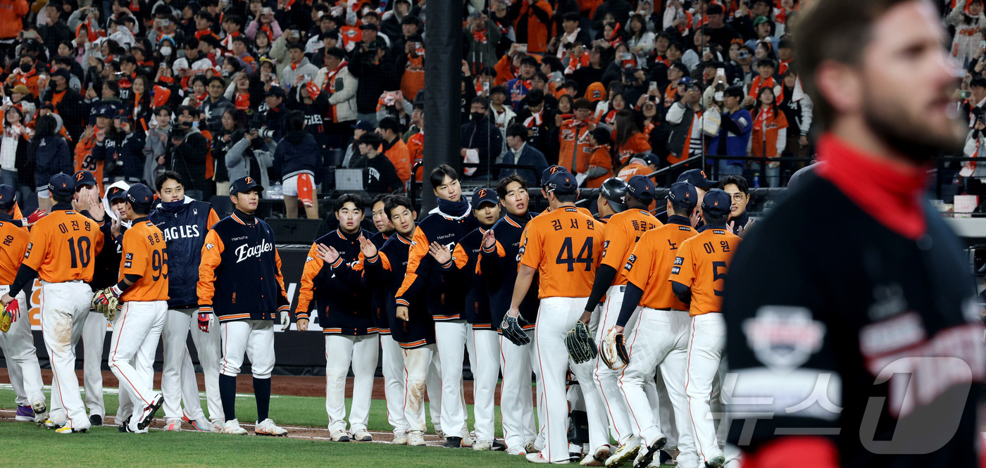 (대전=뉴스1) 김기남 기자 = 28일 대전 한화생명볼파크에서 열린 '2025 신한 SOL 뱅크 KBO리그' 한화 이글스와 기아 타이거즈 경기에서 한화가 7대2 승리하며 4연패에서 …