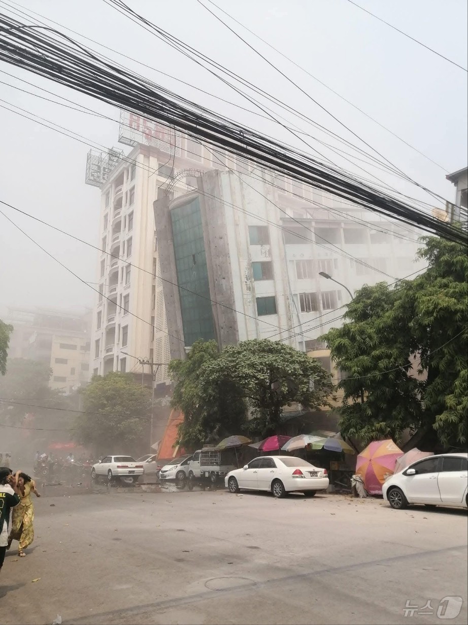 (미얀마=뉴스1) = 28일(현지시간) 낮 12시 50분쯤 미얀마 제2도시인 만달레이에서 17.2㎞ 떨어진 곳에서 규모 7.7의 강력한 지진이 발생했다 (독자제공, 재판매 및 DB …