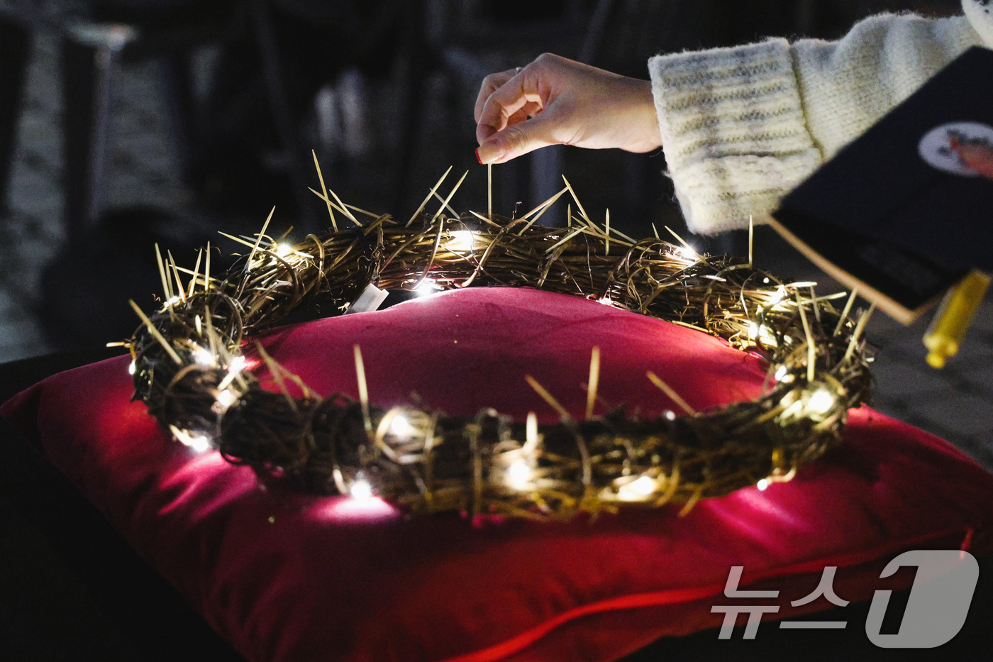 (서울=뉴스1) 민경석 기자 = 28일 서울 중구 명동대성당에서 열린 '주님을 위한 24시간' 예식에서 고해성사를 마친 청년들이 고해소 옆에 마련된 가시관에 이쑤시개를 꽂고 있다. …