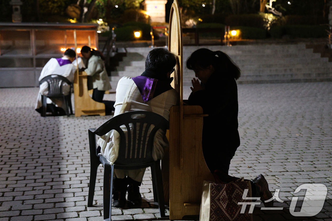 (서울=뉴스1) 민경석 기자 = 28일 서울 중구 명동대성당에서 열린 '주님을 위한 24시간' 예식에서 청년들이 고해성사를 하고 있다.이번 행사는 2027 서울 세계청년대회(WYD …