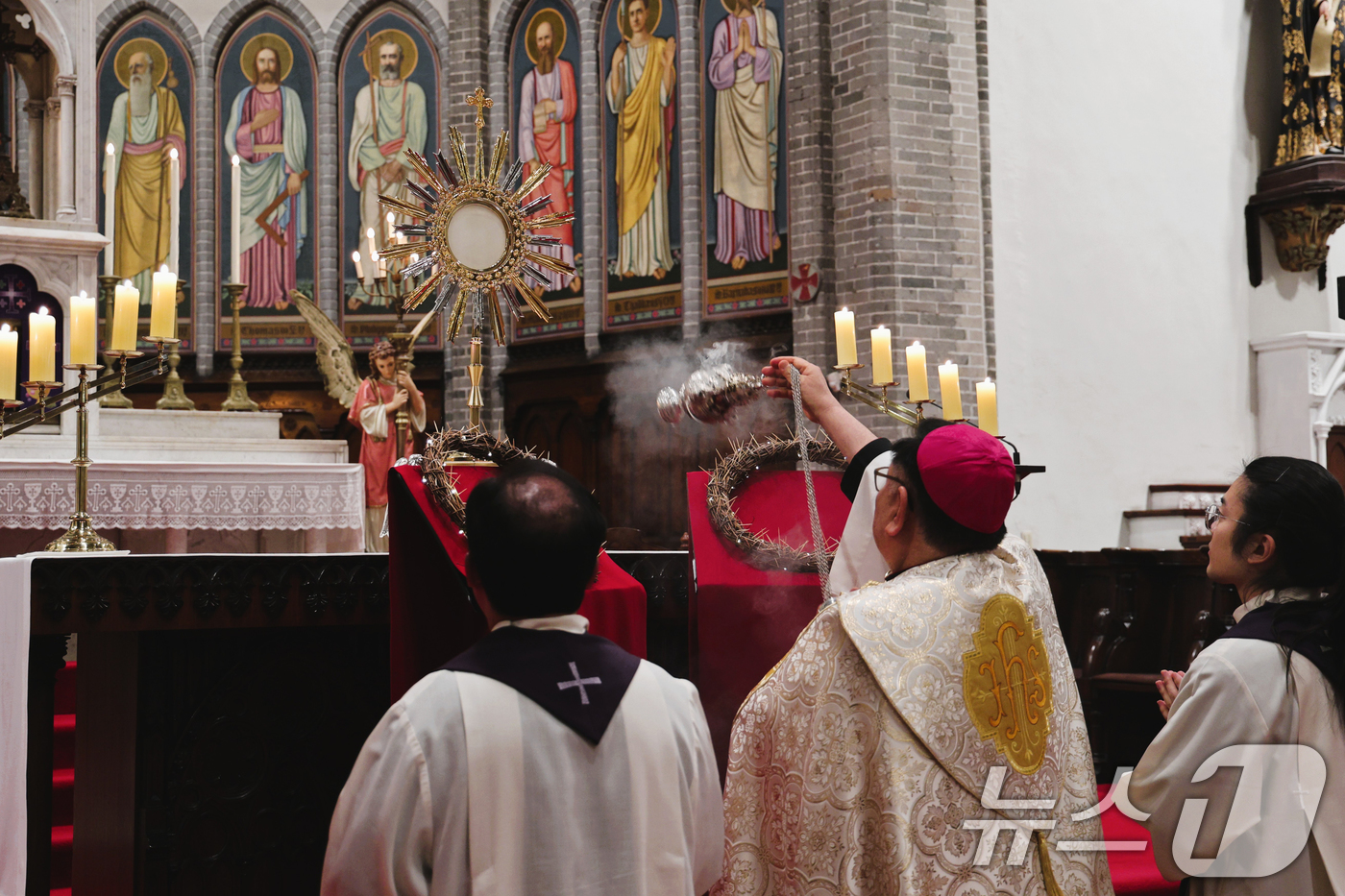 (서울=뉴스1) 민경석 기자 = 28일 서울 중구 명동대성당에서 이경상 주교가 '가시관 봉헌 예식'을 집전하고 있다.이날 명동성당에서는 '주님을 위한 24시간' 예식이 열려 청년들 …