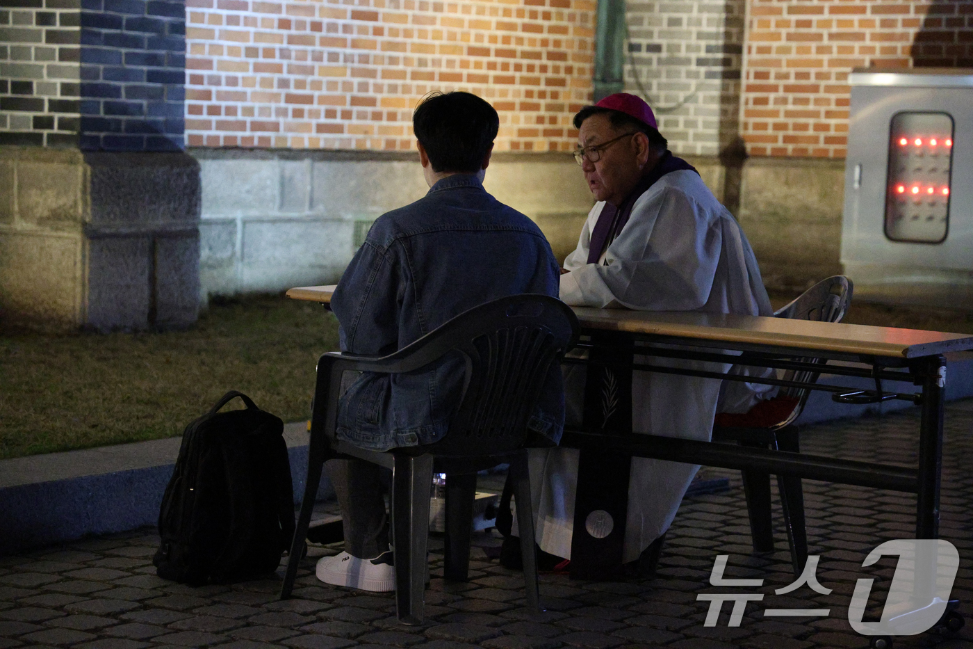 (서울=뉴스1) 민경석 기자 = 28일 서울 중구 명동대성당에서 열린 '주님을 위한 24시간' 예식에서 이경상 주교가 청년들을 대상으로 고해성사를 집전하고 있다.이번 행사는 202 …