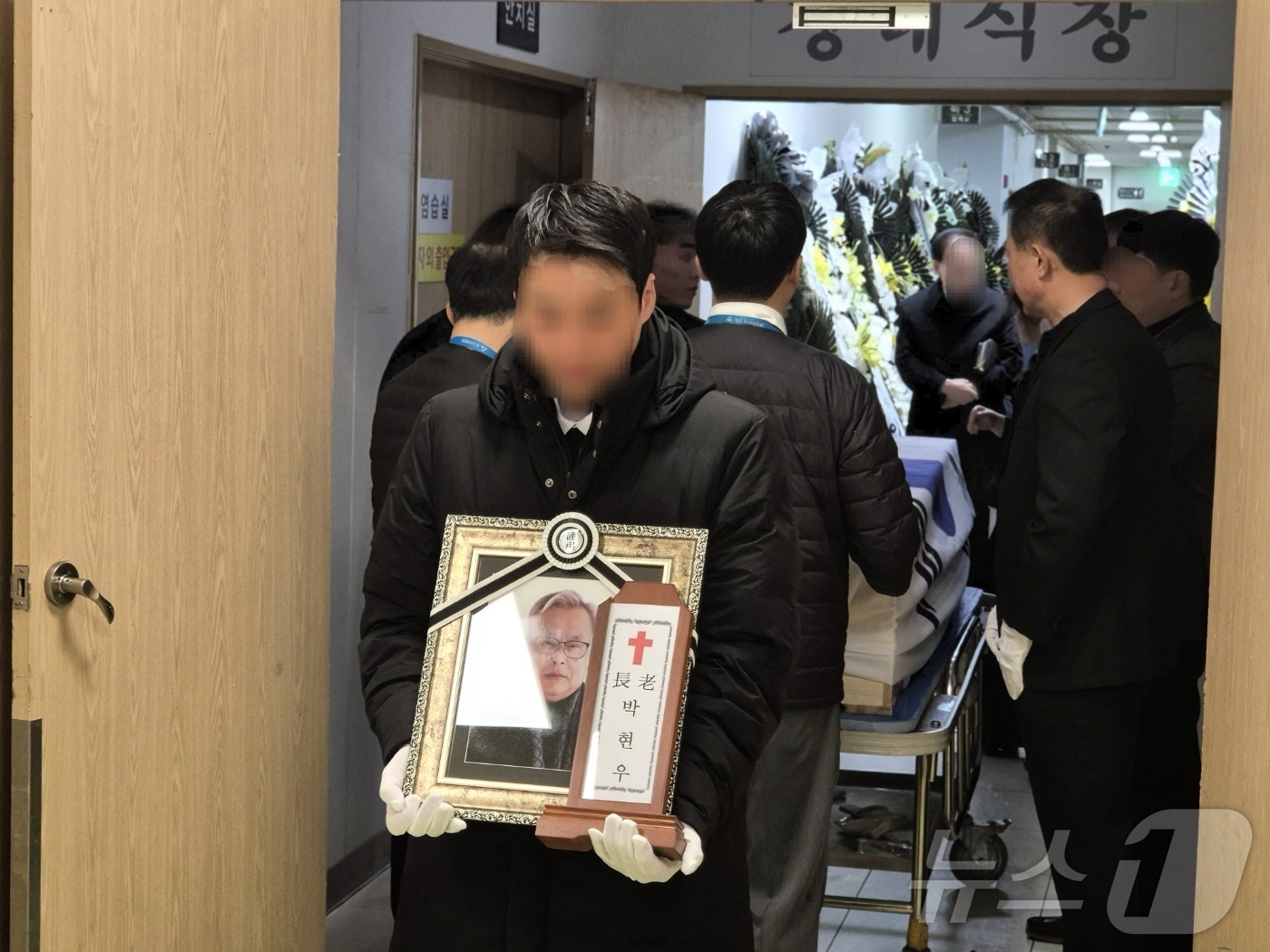 (김포=뉴스1) 이시명 기자 = 29일 오전 경기 김포 뉴고려병원 장례시장에서 경북 의성 산불 공중 진화 작업 중 헬기가 추락하면서 순직한 박현우(73) 기장의 발인식이 엄수되고 …