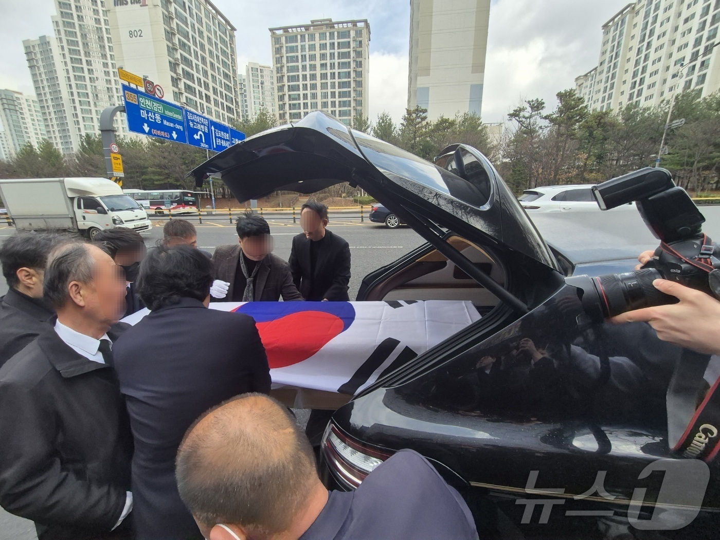 (김포=뉴스1) 이시명 기자 = 29일 오전 경기 김포 뉴고려병원 장례시장에서 경북 의성 산불 공중 진화 작업 중 헬기가 추락하면서 순직한 박현우(73) 기장의 발인식이 엄수되고 …