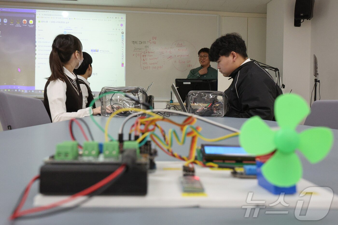 본문 이미지 - 지난 27일 오전 서울 관악구 당곡고등학교에서 학생들이 스마트 콘텐츠 실무 수업을 듣고 있다. 고교학점제는 학생이 진로와 적성에 따라 필요한 과목을 선택해 이수하고 기준 이상의 학점을 취득하면 졸업하는 제도다. 2018년 도입 계획 발표 이후 2020년 마이스터고, 2022년 특성화고에 이어 올해 3월부터 전국의 모든 고교 1학년에 전면 적용됐다. 2025.3.30/뉴스1