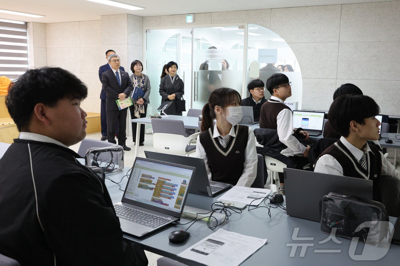 본문 이미지 - 지난 27일 오전 서울 관악구 당곡고등학교에서 학생들이 스마트 콘텐츠 실무 수업을 듣고 있다. 고교학점제는 학생이 진로와 적성에 따라 필요한 과목을 선택해 이수하고 기준 이상의 학점을 취득하면 졸업하는 제도다. 2018년 도입 계획 발표 이후 2020년 마이스터고, 2022년 특성화고에 이어 올해 3월부터 전국의 모든 고교 1학년에 전면 적용됐다. 2025.3.30/뉴스1