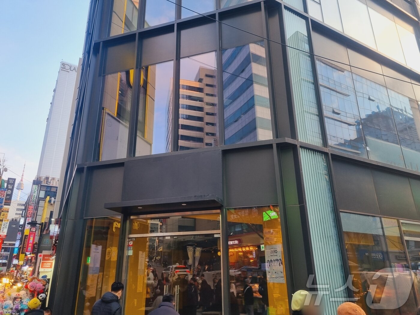 본문 이미지 - 임대차 분쟁 중인 명동 청휘빌딩 A면. YK프렌즈가 철수한 후 아직 공실 상태다. 2025.3.18. / 뉴스1 박혜연 기자