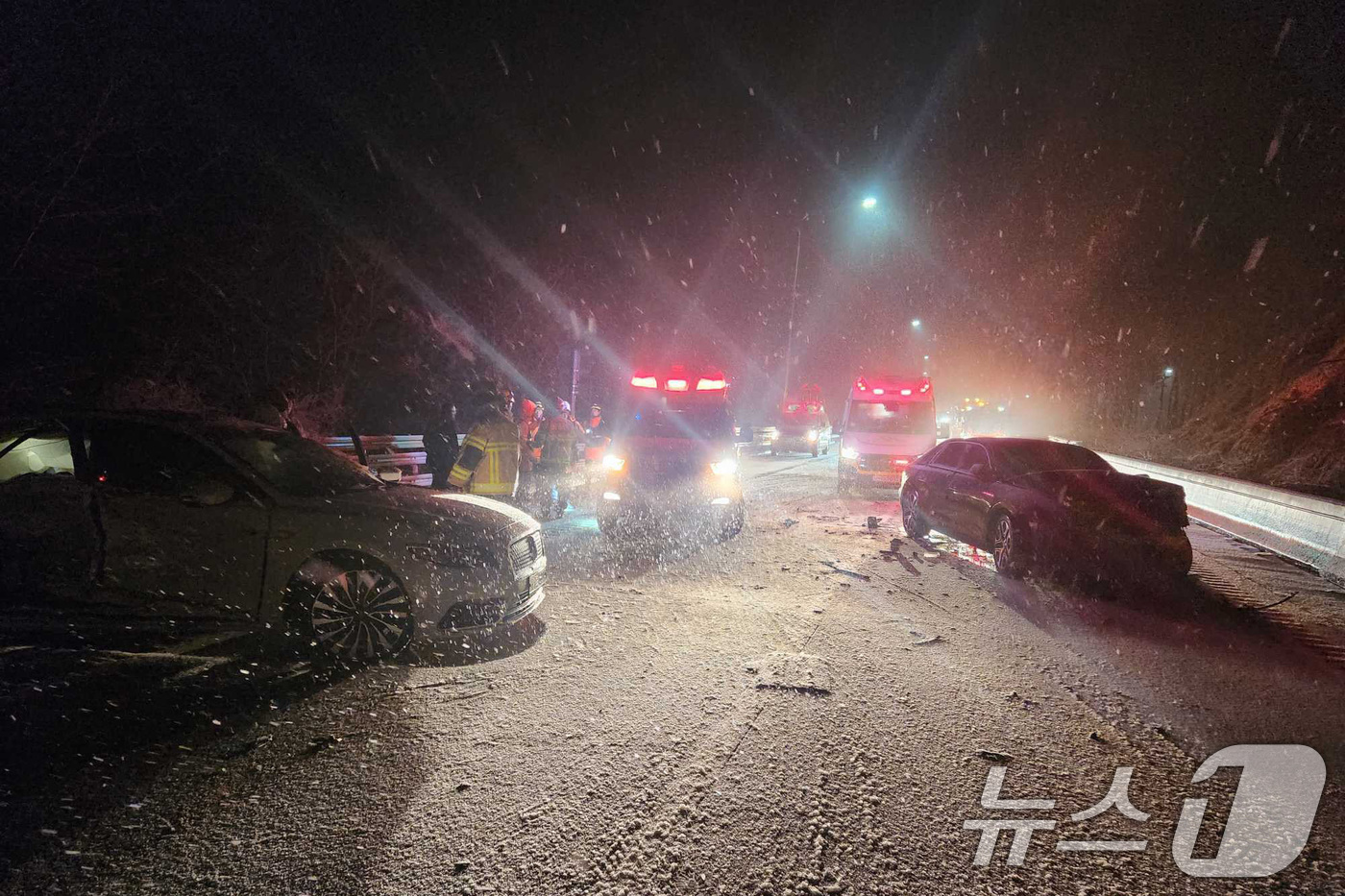 (서울=뉴스1) = 강원 지역에 50㎝가 넘는 눈이 내린 가운데 3일 강원 소방대원들이 눈길 사고 현장을 수습하고 있다.강원지방기상청에 따르면 이날 오전 7시 기준 향로봉과 미시령 …