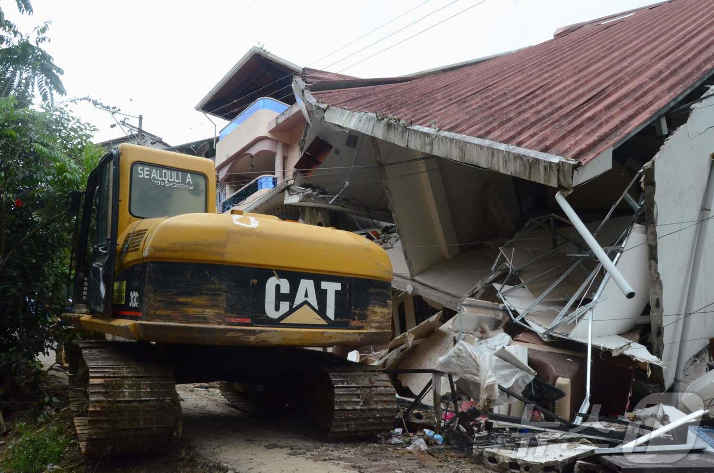 (피냐 AFP=뉴스1) 우동명 기자 = 1일 (현지시간) 폭우가 쏟아져 산사태가 발생한 에콰도르 엘 오로주 피냐에서 폭삭 무너진 주택이 보인다. 2025.03,03ⓒ AFP=뉴스1 …