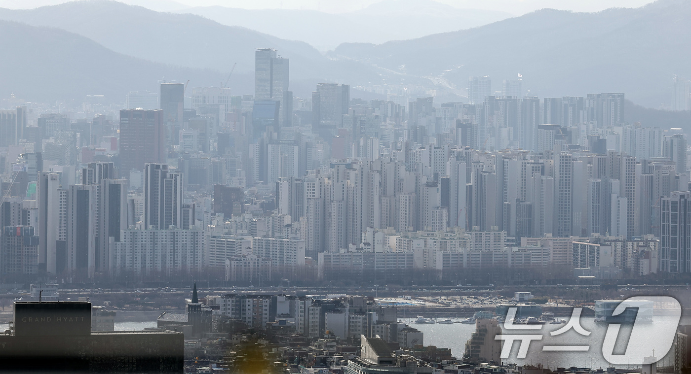 (서울=뉴스1) 김성진 기자 = 지난 1월 서울 전체 아파트 평균 가격이 역대 최고치를 찍었다. 강남권과 한강벨트 같은 '1급지' 지역의 가격 상승이 전체 아파트 가격을 끌어올린 …