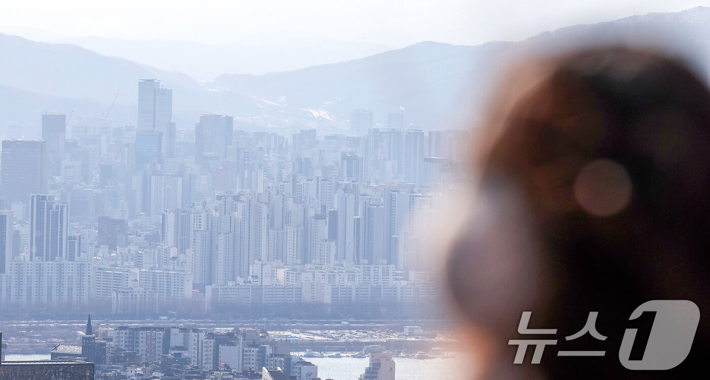 본문 이미지 - 서울 중구 남산에서 바라본 서초·강남권 아파트 일대. 2025.3.3/뉴스1 ⓒ News1 김성진 기자
